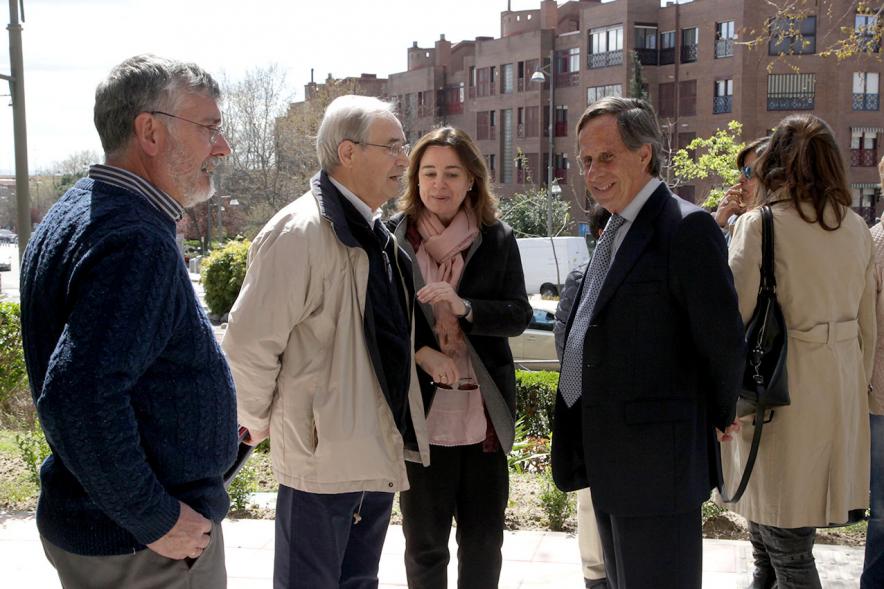 Visita Remodelación Esquina Calle Marqués de la Vldavia y Calle Ruperto Chapí - Imagen del alcalde García de Vinuesa charlando con un grupo de personas.
