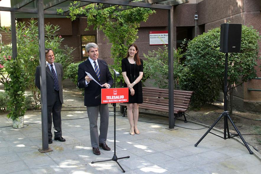 Visita a la Residencia de Mayores Gastón Baquero - Imagen de la rueda de prensa de don Ángel Garrido.