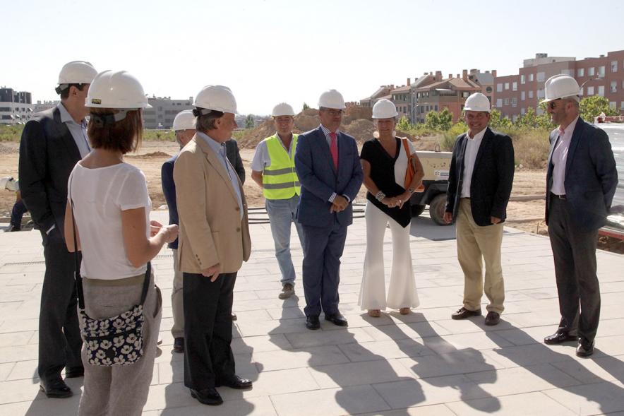 Visita Obras Nuevo Instituto Fuentelucha - Imagen de diferentes autoridades, entre ellas el alcalde García de Vinuesa en un momento de la visita.