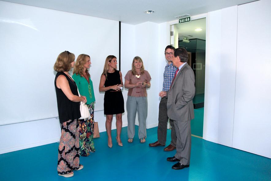Visita a Bausch + Lomb - El alcalde García de Vinuesa visitando las instalaciones.