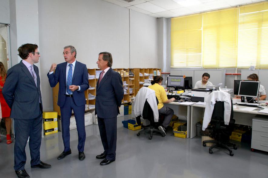 Visita a Tele-Mail - El alcalde García de Vinuesa junto con otras personalidades visitando tele-mail.
