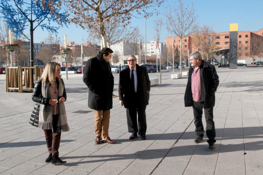 Visita del Embajador de Malta a la Exposición Fotográfica de Malta en la C.D. Valdelasfuentes - El embajador y el concejal en el exterior.