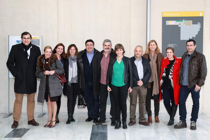 Visita del Embajador de Malta a la Exposición Fotográfica de Malta en la C.D. Valdelasfuentes - Posado  del embajador con las autoridades.