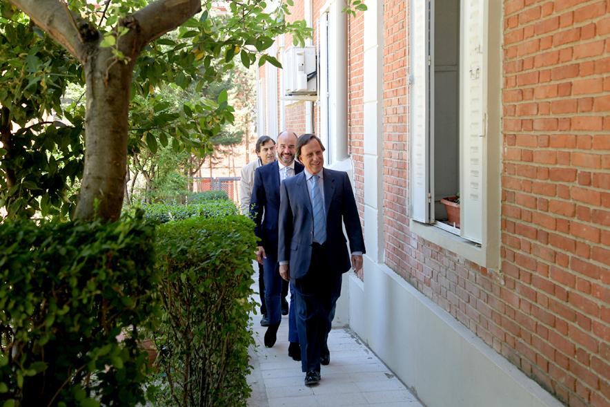 Visita Finalización de Obras en la E.I. La Chopera - Imagen del alcalde García de Vinuesa y otras autoridades llegando al colegio E.I. La Chopera.