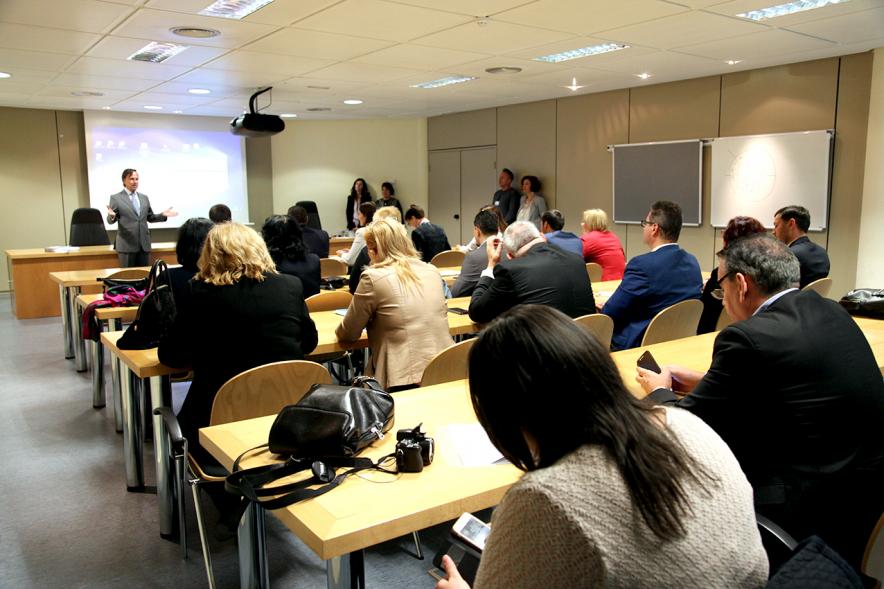 Visita de Delegación Rumana - Imagen panorámica del público asistente al acto.