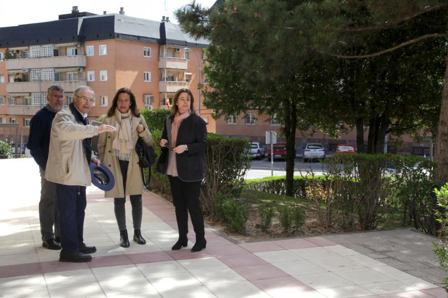 Visita Remodelación Esquina Calle Marqués de la Vldavia y Calle Ruperto Chapí - Imagen de un grupo de personas charlando.