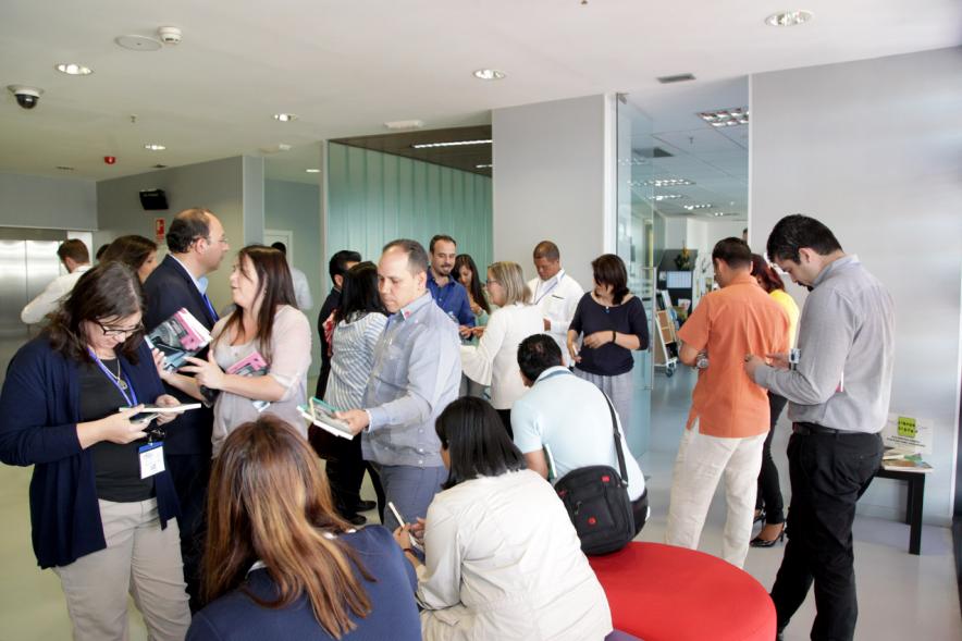 Visita Ciudad y Centro de Arte Alumnos EGME - Imagen de los alumnos charlando entre ellos y ojeando unos libros.