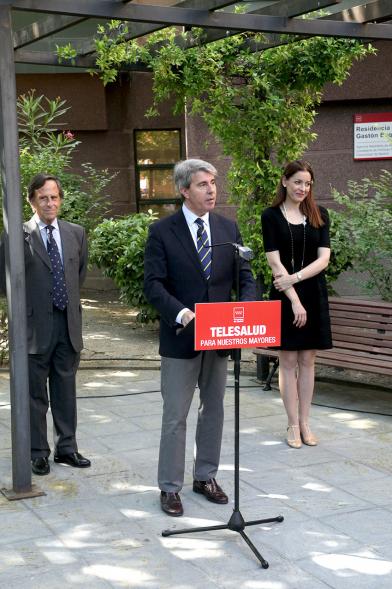 Visita a la Residencia de Mayores Gastón Baquero - Rueda de prensa del  Consejero de la Comunidad junto al señor García de Vinuesa.