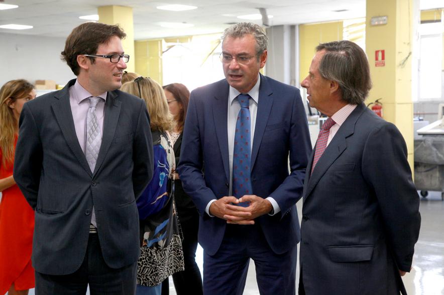 Visita a Tele-Mail - El alcalde García de Vinuesa junto con otras personalidades visitando tele-mail.