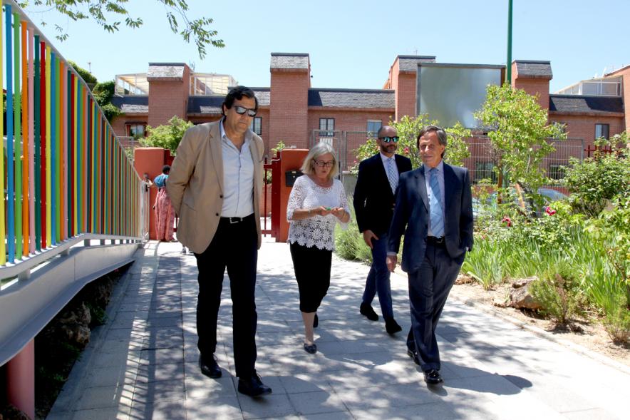 Visita Finalización de Obras en la E.I. La Chopera - Imagen del alcalde García de Vinuesa y otras autoridades llegando al colegio E.I. La Chopera.