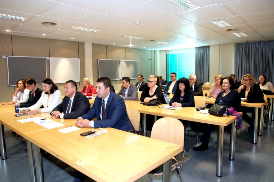 Visita de Delegación Rumana - Imagen panorámica del público asistente al acto.