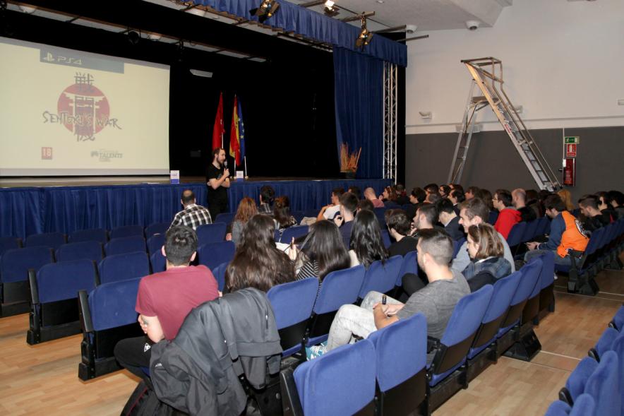 Visita al CIFP José Luis Garci - Imagen de un alumno dirigiéndose al público asistente.