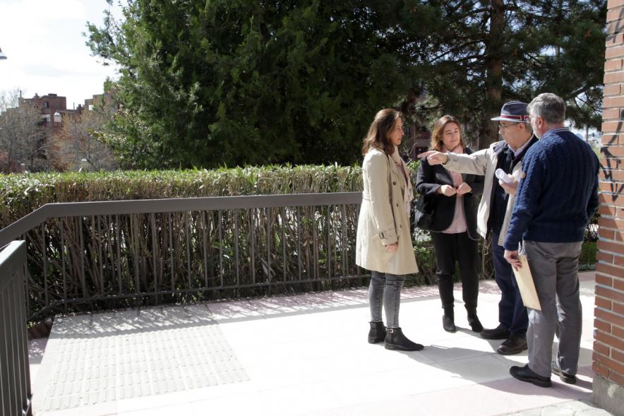 Visita Remodelación Esquina Calle Marqués de la Vldavia y Calle Ruperto Chapí - Imagen de un grupo de personas charlando.