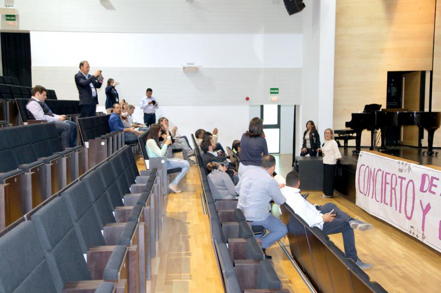 Visita Ciudad y Centro de Arte Alumnos EGME - Imagen de los alumnos recibiendo una conferencia sobre " Gestionando la cultura y la educación".