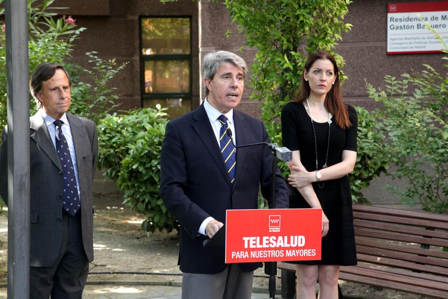 Visita a la Residencia de Mayores Gastón Baquero - Rueda de prensa del  Consejero de la Comunidad junto al señor García de Vinuesa.