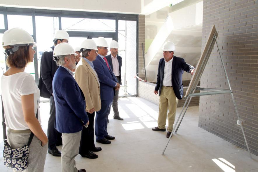 Visita Obras Nuevo Instituto Fuentelucha - Imagen de diferentes autoridades, entre ellas el alcalde García de Vinuesa recibiendo explicaciones de como se desarrollan las obras.