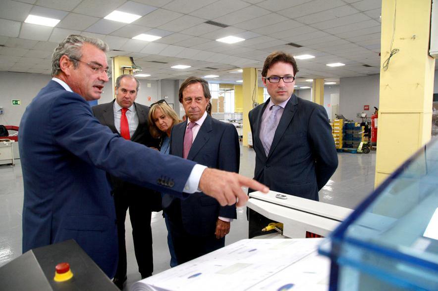 Visita a Tele-Mail - El alcalde García de Vinuesa junto con otras personalidades visitando tele-mail.