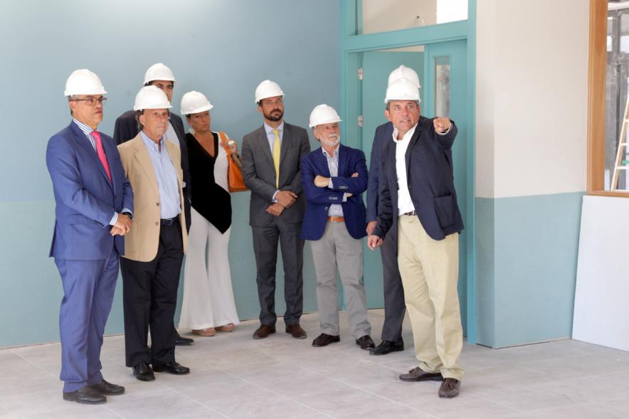 Visita Obras Nuevo Instituto Fuentelucha - Imagen de diferentes autoridades, entre ellas el alcalde García de Vinuesa en un momento de la visita.