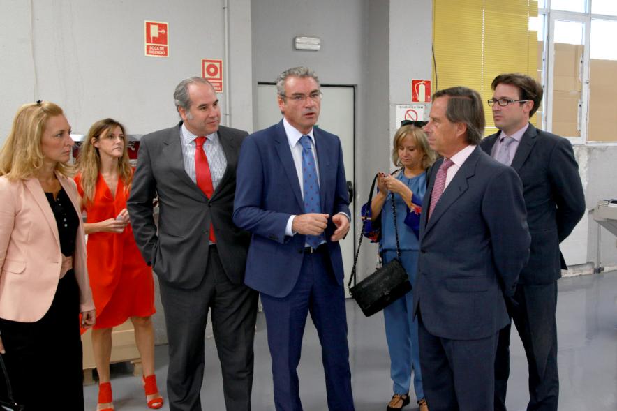 Visita a Tele-Mail - El alcalde García de Vinuesa junto con otras personalidades visitando tele-mail.