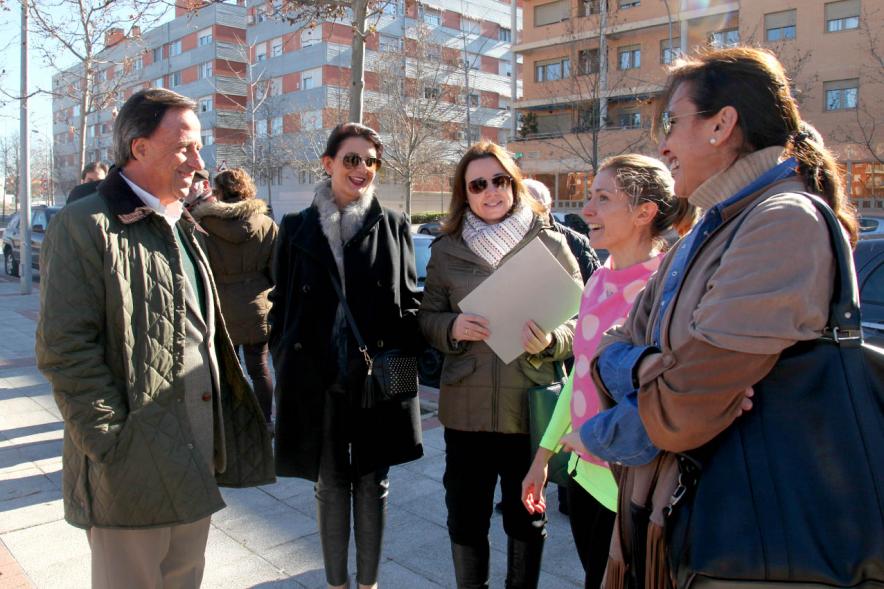 Visita al Circuito Americano Biosaludable - Imagen del alcalde García de Vinuesa en la inauguración del circuito.