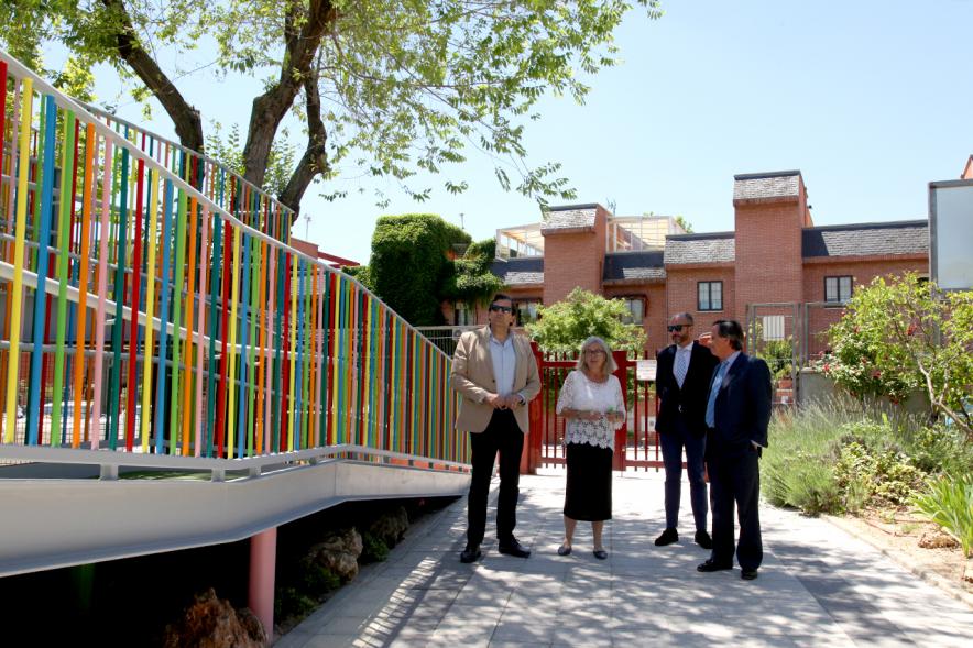 Visita Finalización de Obras en la E.I. La Chopera - Imagen del alcalde García de Vinuesa y otras autoridades llegando al colegio E.I. La Chopera.