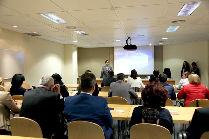 Visita de Delegación Rumana - Imagen panorámica del público asistente al acto.