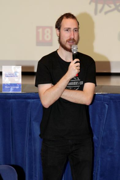 Visita al CIFP José Luis Garci - Imagen de un alumno dirigiéndose al público asistente.