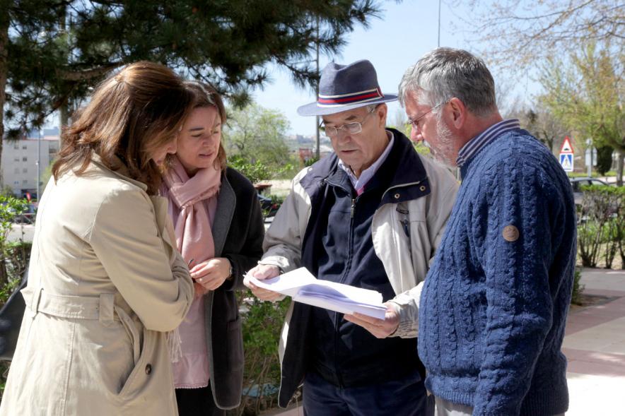 Visita Remodelación Esquina Calle Marqués de la Vldavia y Calle Ruperto Chapí - Imagen de personas mirando un plano.