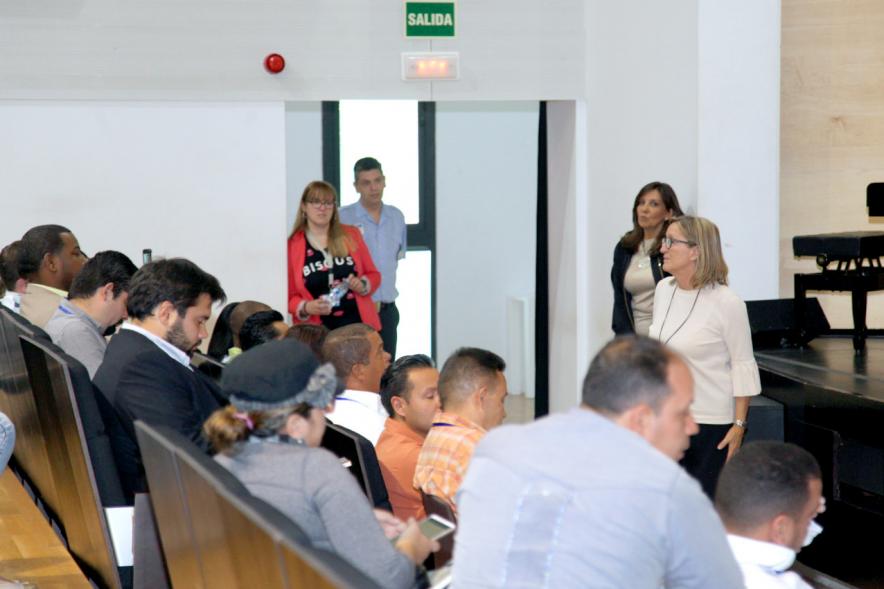 Visita Ciudad y Centro de Arte Alumnos EGME - Imagen de los alumnos siendo recibidos en el Centro de Arte.