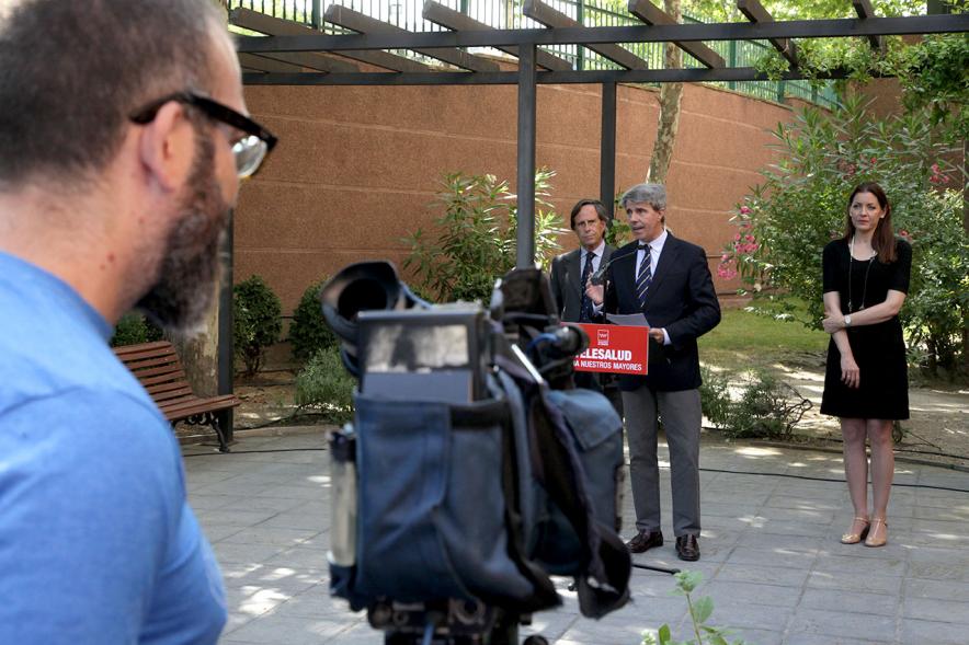 Visita a la Residencia de Mayores Gastón Baquero - Plano del cámara que filma la rueda de prensa del señor Garrido.