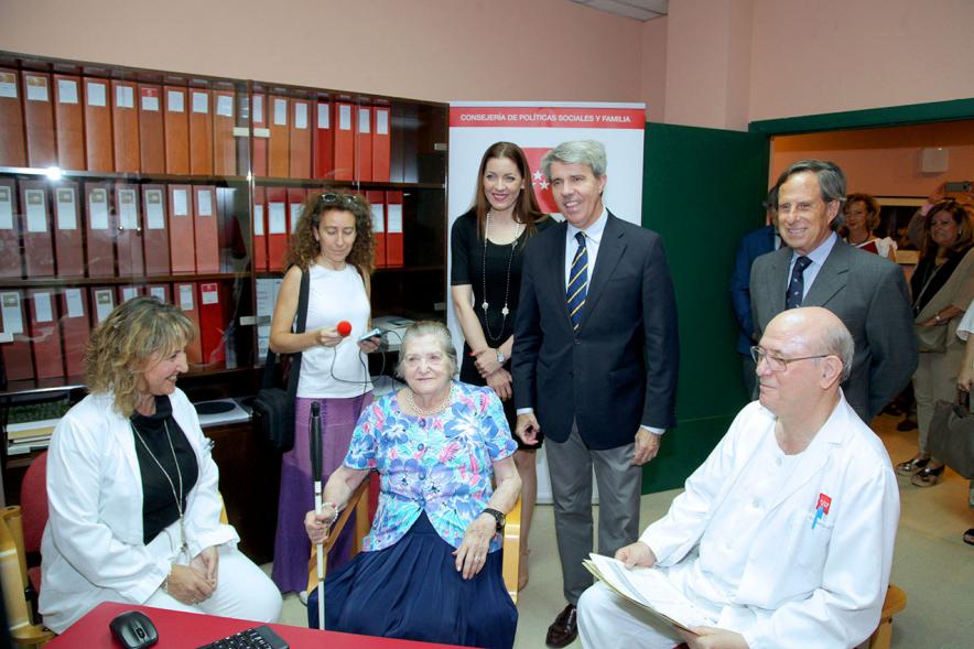 Visita a la Residencia de Mayores Gastón Baquero - Imagen de los ancianos junto al señor García de Vinuesa y de don Ángel Garrido.