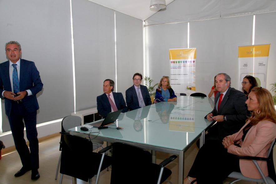 Visita a Tele-Mail - El alcalde García de Vinuesa junto con otras personalidades visitando tele-mail.