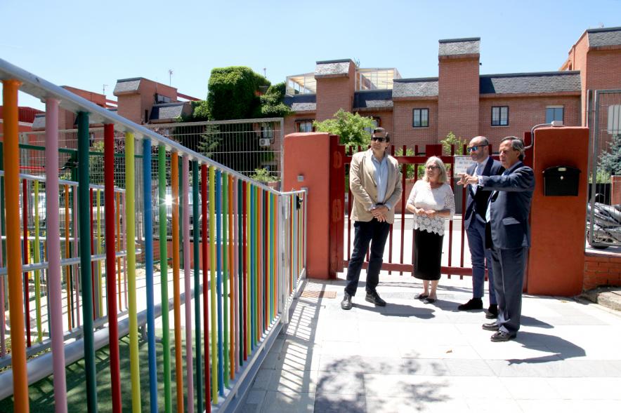 Visita Finalización de Obras en la E.I. La Chopera - Imagen del alcalde García de Vinuesa y otras autoridades llegando al colegio E.I. La Chopera.