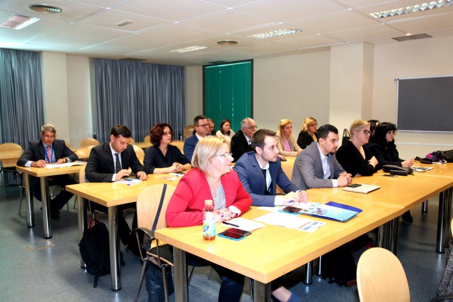 Visita de Delegación Rumana - Imagen panorámica de la delegación de Rumania.