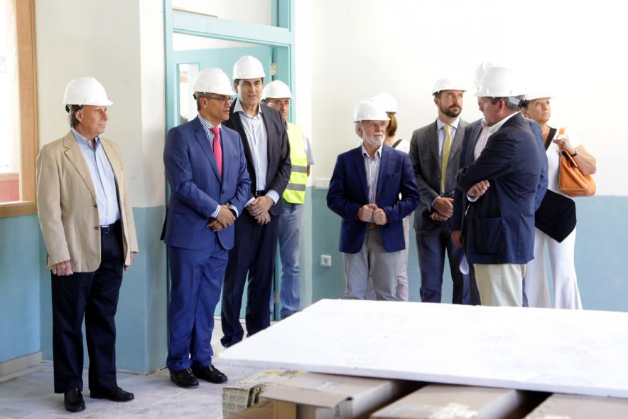Visita Obras Nuevo Instituto Fuentelucha - Imagen de diferentes autoridades, entre ellas el alcalde García de Vinuesa visitando las obras.