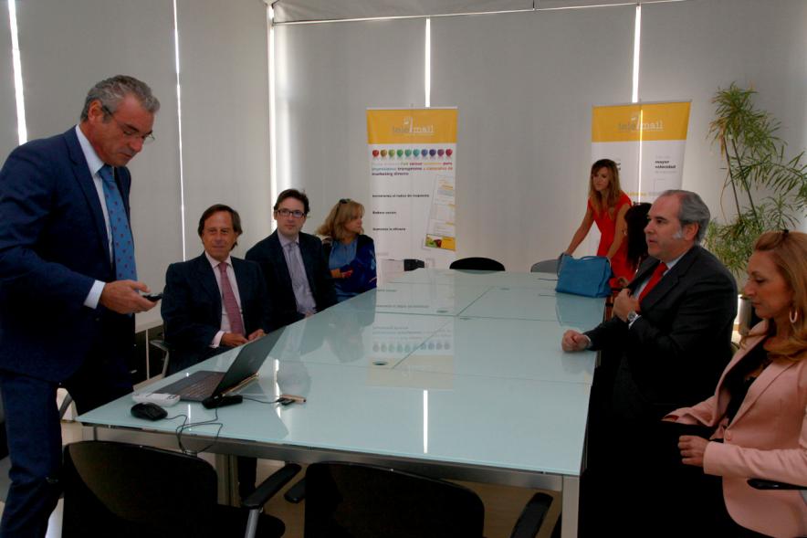 Visita a Tele-Mail - El alcalde García de Vinuesa junto con otras personalidades visitando tele-mail.
