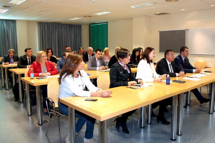 Visita de Delegación Rumana - Imagen panorámica del público asistente al acto.