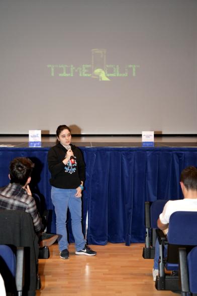 Visita al CIFP José Luis Garci - Imagen de una alumna dirigiéndose al público asistente.