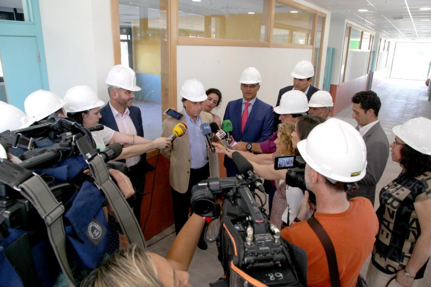 Visita Obras Nuevo Instituto Fuentelucha - Imagen del alcalde García de Vinuesa haciendo una s declaraciones a la prensa. 