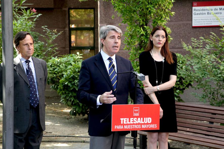 Visita a la Residencia de Mayores Gastón Baquero - Rueda de prensa del  Consejero de la Comunidad junto al señor García de Vinuesa.
