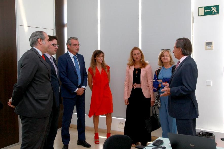 Visita a Tele-Mail - El alcalde García de Vinuesa junto con otras personalidades visitando tele-mail.
