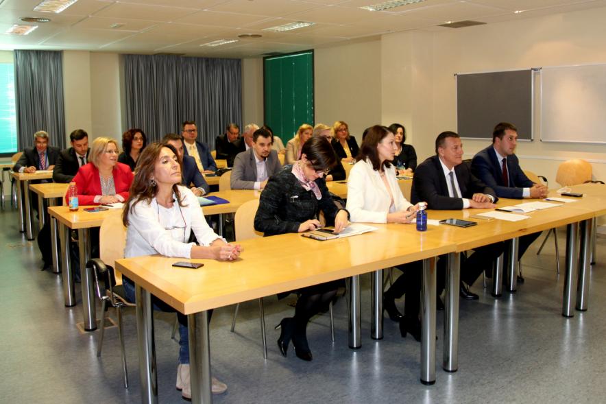 Visita de Delegación Rumana - Imagen panorámica del público asistente al acto.