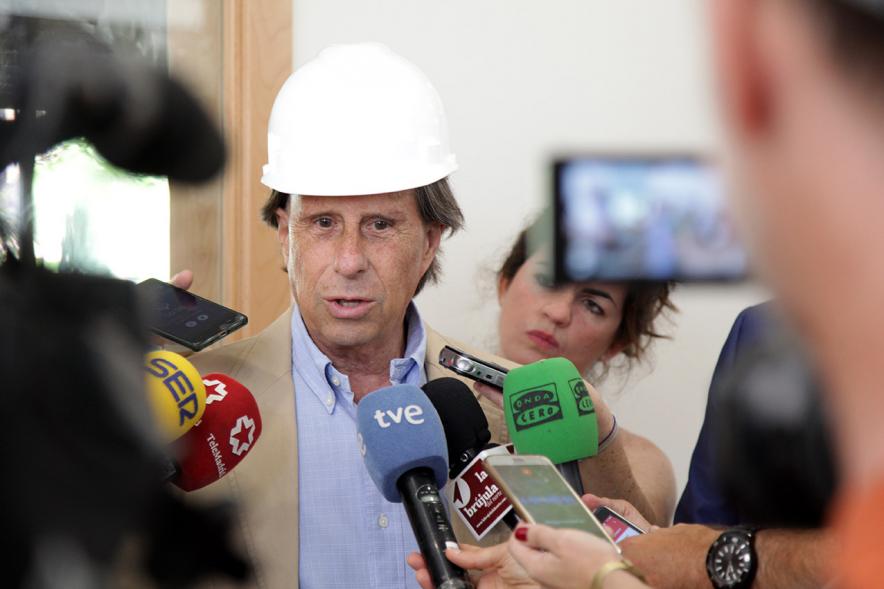 Visita Obras Nuevo Instituto Fuentelucha - Imagen del alcalde García de Vinuesa haciendo una s declaraciones a la prensa. 