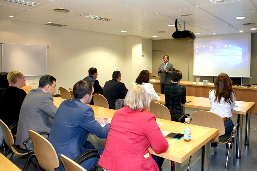 Visita de Delegación Rumana - Imagen del alcalde García de Vinuesa dirigiendo unas palabras a las personas asistentes.
