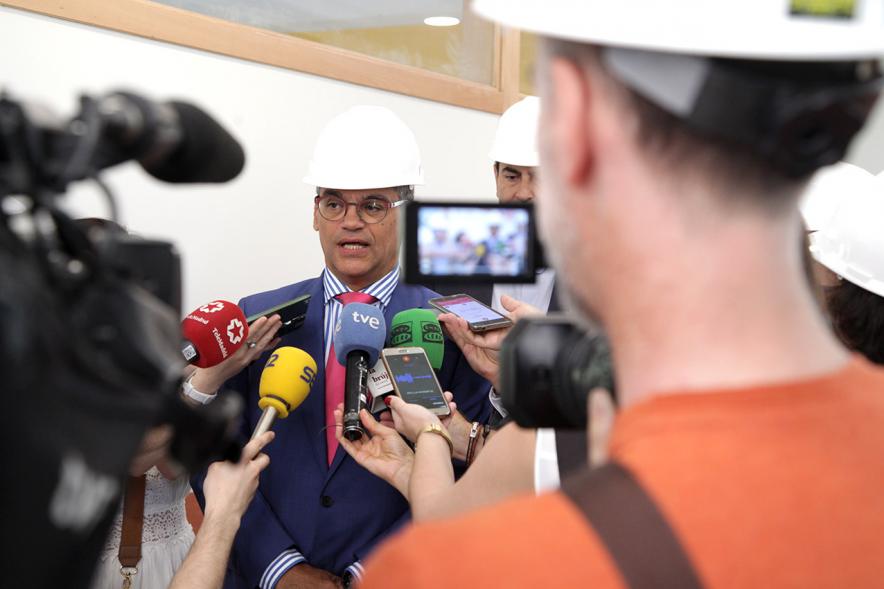 Visita Obras Nuevo Instituto Fuentelucha - Imagen de una autoridad asistente al acto haciendo declaraciones a la prensa. 