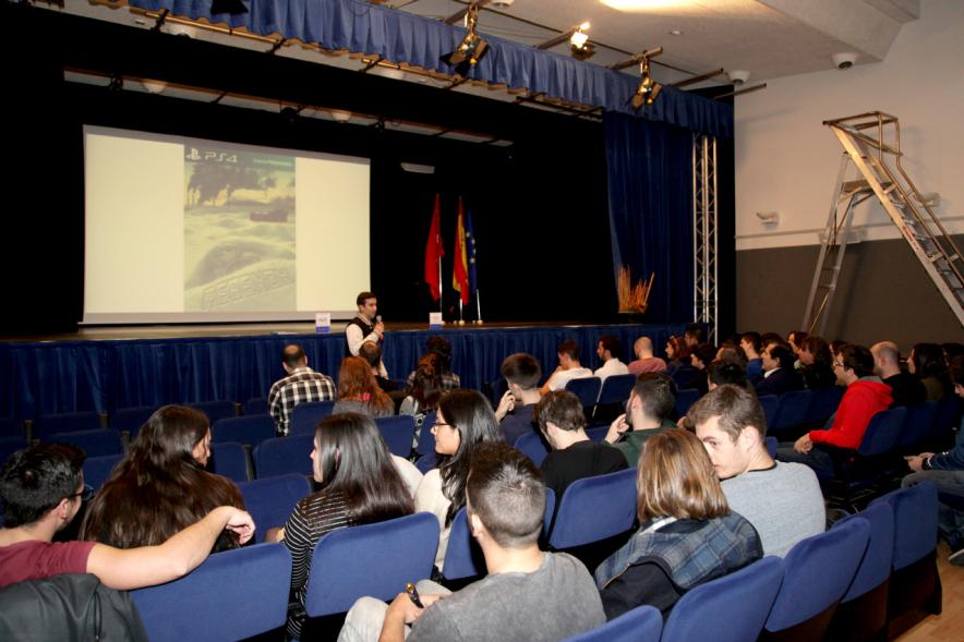 Visita al CIFP José Luis Garci - Imagen de un alumno dirigiéndose al público asistente.