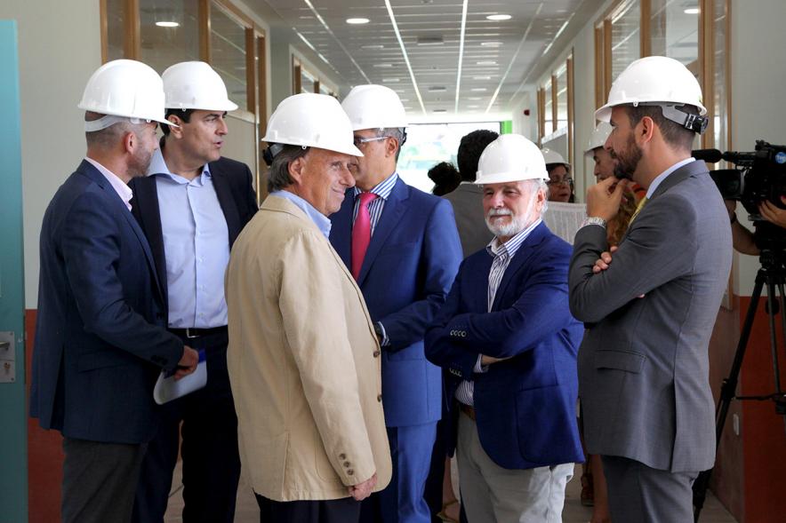 Visita Obras Nuevo Instituto Fuentelucha - Imagen de diferentes autoridades, entre ellas el alcalde García de Vinuesa en un momento de la visita.