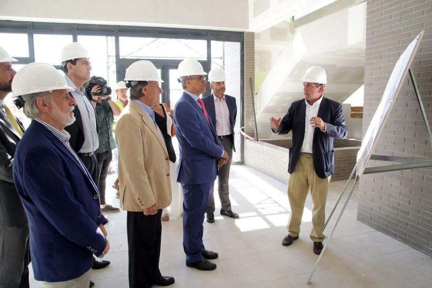Visita Obras Nuevo Instituto Fuentelucha - Imagen de diferentes autoridades, entre ellas el alcalde García de Vinuesa recibiendo explicaciones de como se desarrollan las obras.