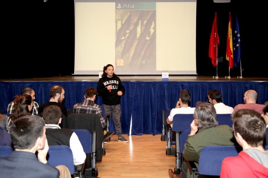 Visita al CIFP José Luis Garci - Imagen de un alumno dirigiéndose al público asistente.