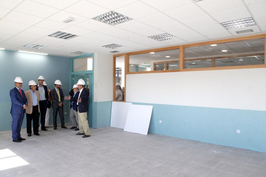 Visita Obras Nuevo Instituto Fuentelucha - Imagen de diferentes autoridades, entre ellas el alcalde García de Vinuesa en un momento de la visita.